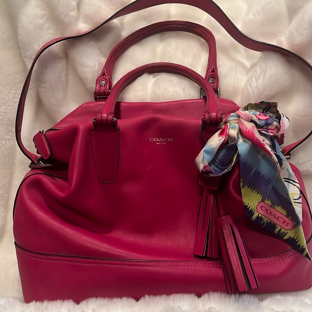 ❌⭕️ COACH PURSE 👛HOT PINK 🩷ALL THE GOODIES TO MATCH. EXCELLENT CONDITION 🩷